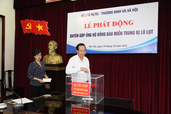 Quyên góp ủng hộ đồng bào miền Trung bị lũ lụt 